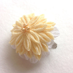 Chirimen flower Brooch, Japanese brooch, white brooch, chirimen fabric clip, kiku, Japanese style, tsumami